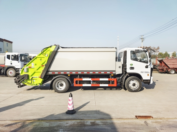 HDW5120ZYSE6型压缩式垃圾车（东风多利卡D7）9m³